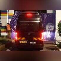 רכב ישראלי נושא את החטופים המשוחררים לקבלת טיפול רפואי בבית החולים שיבא. | EPA