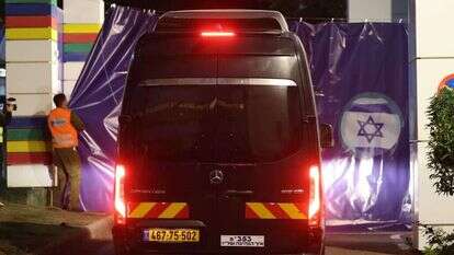 רכב ישראלי נושא את החטופים המשוחררים לקבלת טיפול רפואי בבית החולים שיבא. | EPA רכב ישראלי נושא את החטופים המשוחררים לקבלת טיפול רפואי בבית החולים שיבא. | EPA