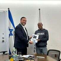 השר ארבל עם חסיד אומות העולם מולוגטה צגאי. | דוברות