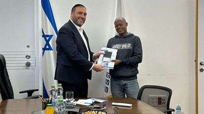 השר ארבל עם חסיד אומות העולם מולוגטה צגאי. | דוברות