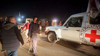 שיירת רכבי הצלב האדום ובהם חטופים ישראלים בדרך למעבר רפיח, במוצאי שבת. | פלאש 90