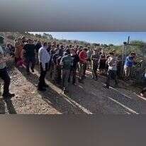 תושבי קיבוץ מירב בהפגנה בשער הקיבוץ נגד מסיק הזיתים הפלסטיני