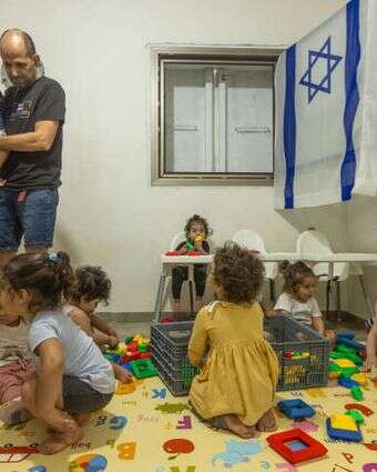 ילדים משחקים בגן בתוך המרחב המוגן. | אילוסטרציה: יוסי אלוני, פלאש 90