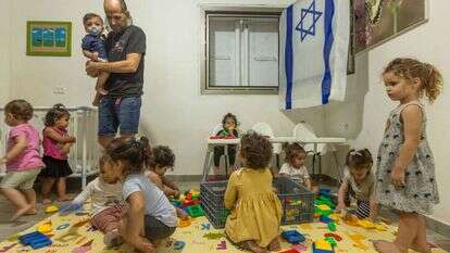ילדים משחקים בגן בתוך המרחב המוגן. | אילוסטרציה: יוסי אלוני, פלאש 90