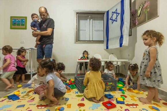ילדים משחקים בגן בתוך המרחב המוגן. | אילוסטרציה: יוסי אלוני, פלאש 90 ילדים משחקים בגן בתוך המרחב המוגן. | אילוסטרציה: יוסי אלוני, פלאש 90