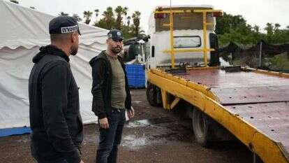 אחת ממשאיות הגרר ששימשו לגניבת הרכב. | דוברות משטרת ישראל