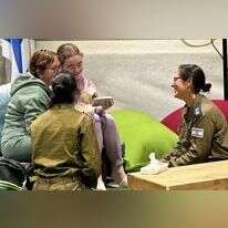 גבריאלה ומיה ליימברג ששוחררו משבי החמאס, עם ההגעה לנקודת המפגש בשטח ישראל. | לע״מ גבריאלה ומיה ליימברג ששוחררו משבי החמאס, עם ההגעה לנקודת המפגש בשטח ישראל. | לע״מ