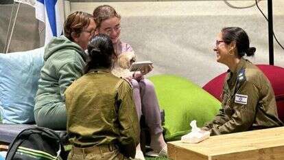 גבריאלה ומיה ליימברג ששוחררו משבי החמאס, עם ההגעה לנקודת המפגש בשטח ישראל. | לע״מ