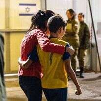 איתן יהלומי בן ה-12 פוגש את אמו לאחר ששוחרר מידי חמאס. | AFP