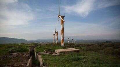טורבינות רוח ושרידי מוצב צבאי ישן ברמת הגולן. | הדס פרוש/פלאש90
