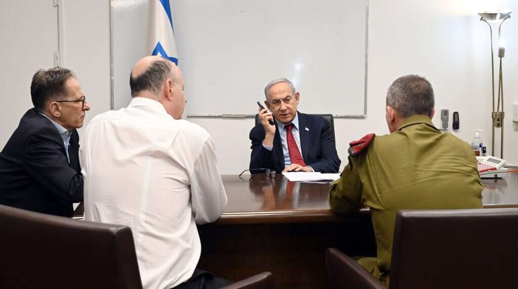 ראש הממשלה נתניהו יחד עם ראש המל״ל צחי הנגבי והמזכיר הצבאי בשיחה עם ראש המוסד שנמצא כעת בקטר. | חיים צח, לע"מ