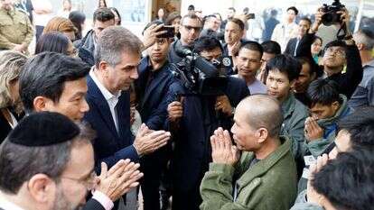 שרי החוץ של תאילנד וישראל עם התאילנדים שנחפטו לעזה. | גדעון שרון, משרד החוץ