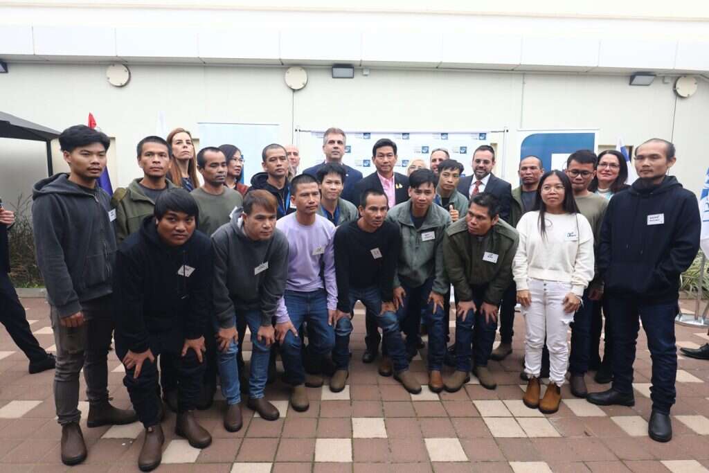 שרי החוץ של תאילנד וישראל עם התאילנדים שנחפטו לעזה. | גדעון שרון, משרד החוץ