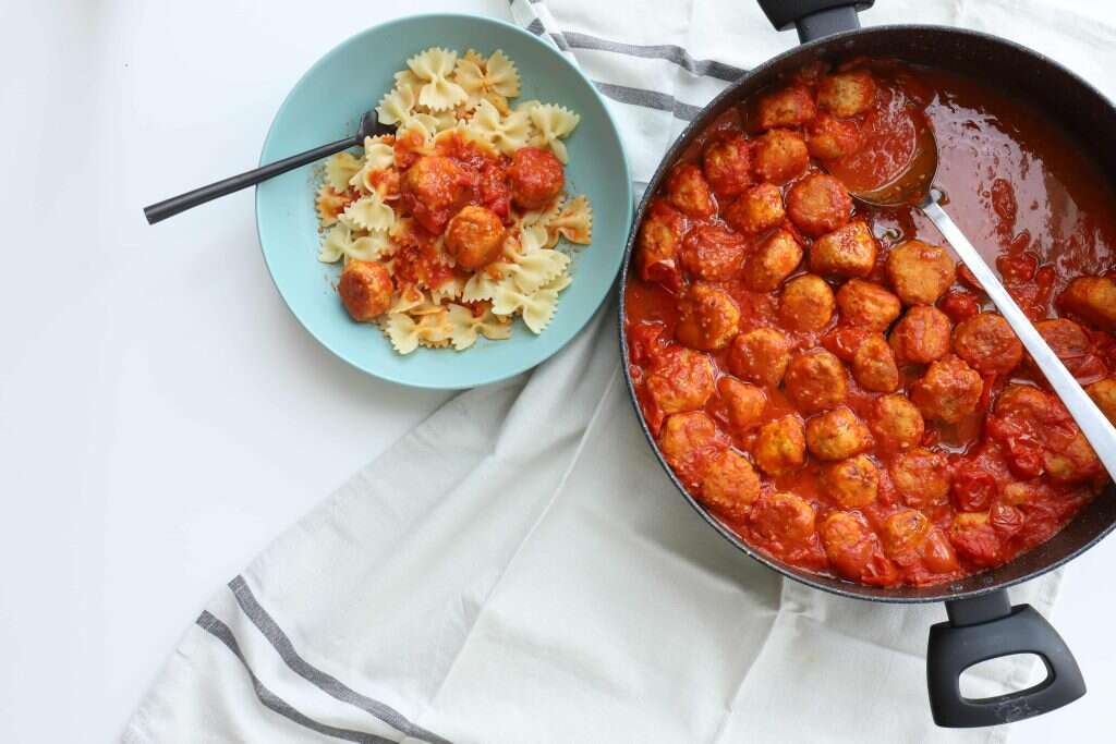 קציצות עוף ברוטב עגבניות שרי. | אפרת ליכטנשטט