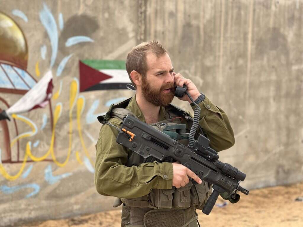 בתמונה: טל גרודר בלב עזה. | אסף ליברמן