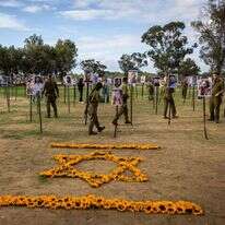 מיצב תמונות של משתתפי פסטיבל נובה שנרצחו ונחטפו על ידי מחבלי החמאס בשבת השחורה, מוצג באתר בו אירע הטבח ברעים. | יונתן זינדל, פלאש 90