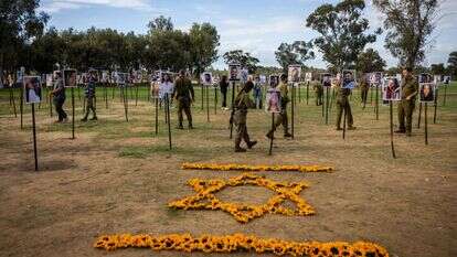 מיצב תמונות של משתתפי פסטיבל נובה שנרצחו ונחטפו על ידי מחבלי החמאס בשבת השחורה, מוצג באתר בו אירע הטבח ברעים. | יונתן זינדל, פלאש 90