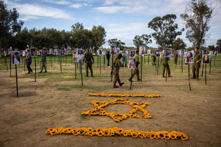 מיצב תמונות של משתתפי פסטיבל נובה שנרצחו ונחטפו על ידי מחבלי החמאס בשבת השחורה, מוצג באתר בו אירע הטבח ברעים. | יונתן זינדל, פלאש 90