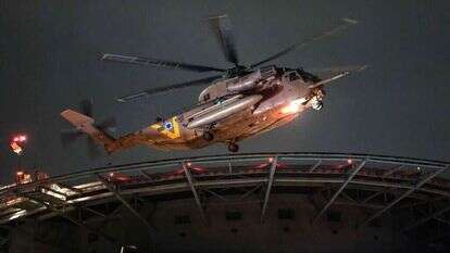 מסוק נושא חטופים ישראלים משוחררים לבית חולים. | AFP