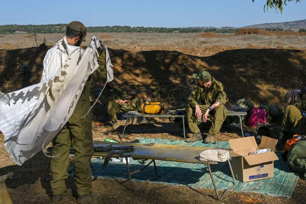חייל במהלך תפילת שחרית ליד הטנק שלו בגבול לבנון. | מיכאל גלעדי, פלאש90