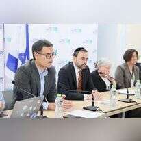 שר הבריאות אוריאל בוסו, מנכ"ל המשרד משה בר סימן טוב, ויו"ר הוועדה פרופ' דינה בן יהודה, בישיבת סל הבריאות. | סיון שחור.לע"מ