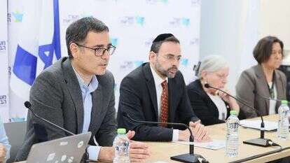 שר הבריאות אוריאל בוסו, מנכ"ל המשרד משה בר סימן טוב, ויו"ר הוועדה פרופ' דינה בן יהודה, בישיבת סל הבריאות. | סיון שחור.לע"מ