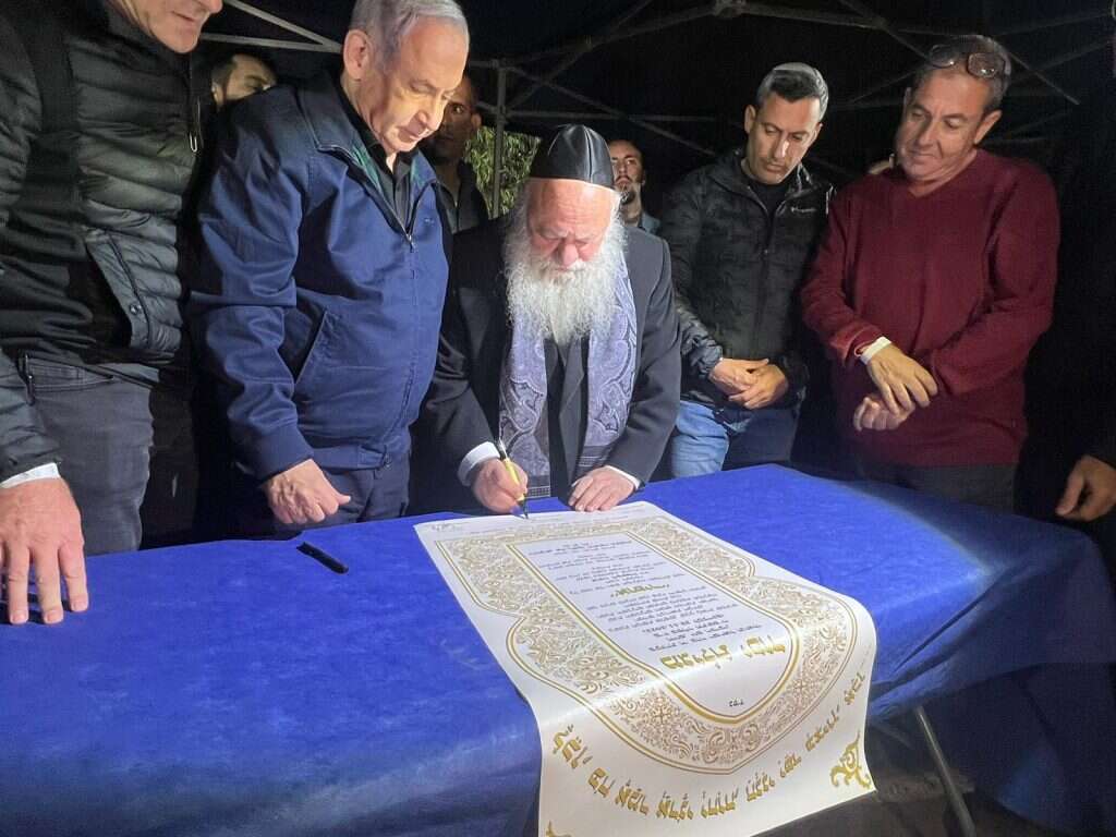 ראש הממשלה נתניהו ושר השיכון גולדקנופף בטקס חנוכת אבן הפינה ליישוב "אופיר". | דוברות משרד השיכון