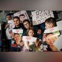 יוכבד ליפשיץ, ששוחררה משבי חמאס, עם נכדיה בהפגנה למען החזרת החטופים מול הקריה. | תומר נויברג/פלאש 90