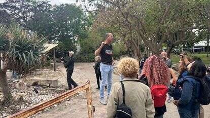 סיור התקשורת הזרה בקיבוץ בארי. | קיבוץ בארי