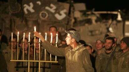 הדלקת נרות במהלך "עופרת יצוקה", 2008. | מרים צחי הדלקת נרות במהלך "עופרת יצוקה", 2008. | מרים צחי