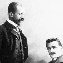 הבדלים בין תומס הפטריוט הגרמני להיינריך שהיה פציפיסט ושמאלן. האחים תומס והיינריך מאן. 1905 בערך. | גטי אימג'ס