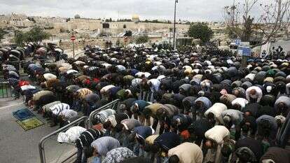 מתפללים מוסלמים בעיר העתיקה. | מרים אלסטר, פלאש 90