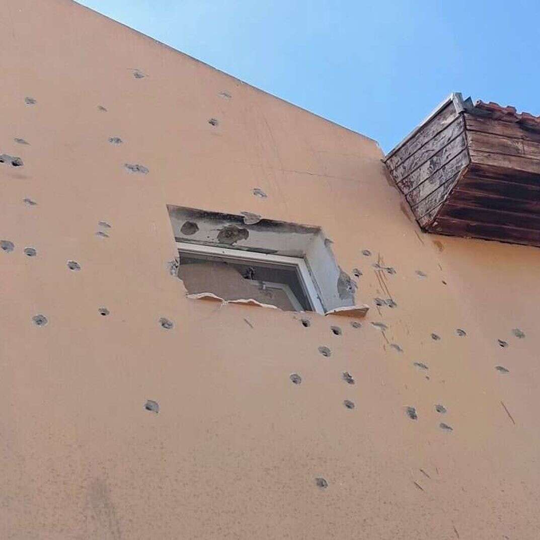 סימני הירי על הבית של רחל אדרי באופקים. | אלישיב רייכנר סימני הירי על הבית של רחל אדרי באופקים. | אלישיב רייכנר