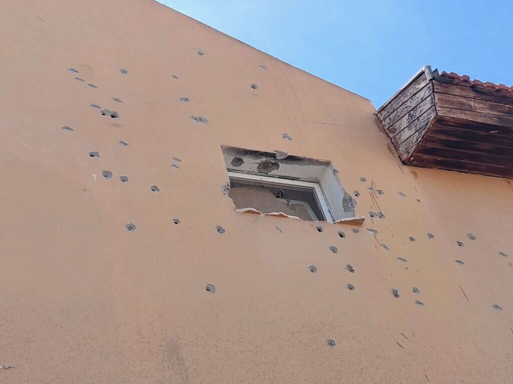 סימני הירי על הבית של רחל אדרי באופקים. | אלישיב רייכנר