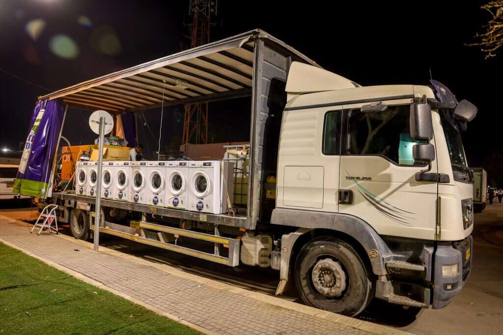 להגיע לכל חייל. משאית מכונות הכביסה. | אלי קובין להגיע לכל חייל. משאית מכונות הכביסה. | אלי קובין