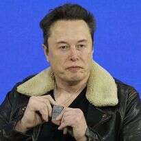 אילון מאסק מציג את שרשרת החטופים שקיבל ביקור בעוטף עזה. | איי.אף.פי