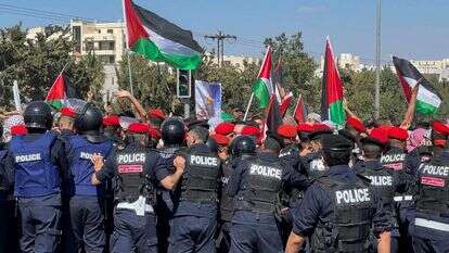 שוטרים ירדנים חוסמים מפגינים פרו־פלסטינים. | רויטרס