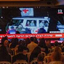 מפוני קיבוץ בארי צופים במשדר של שחרור חטופים, השבוע. | אורן בן־חקון