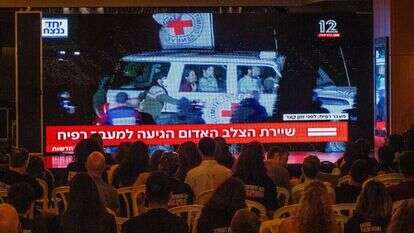 מפוני קיבוץ בארי צופים במשדר של שחרור חטופים, השבוע. | אורן בן־חקון