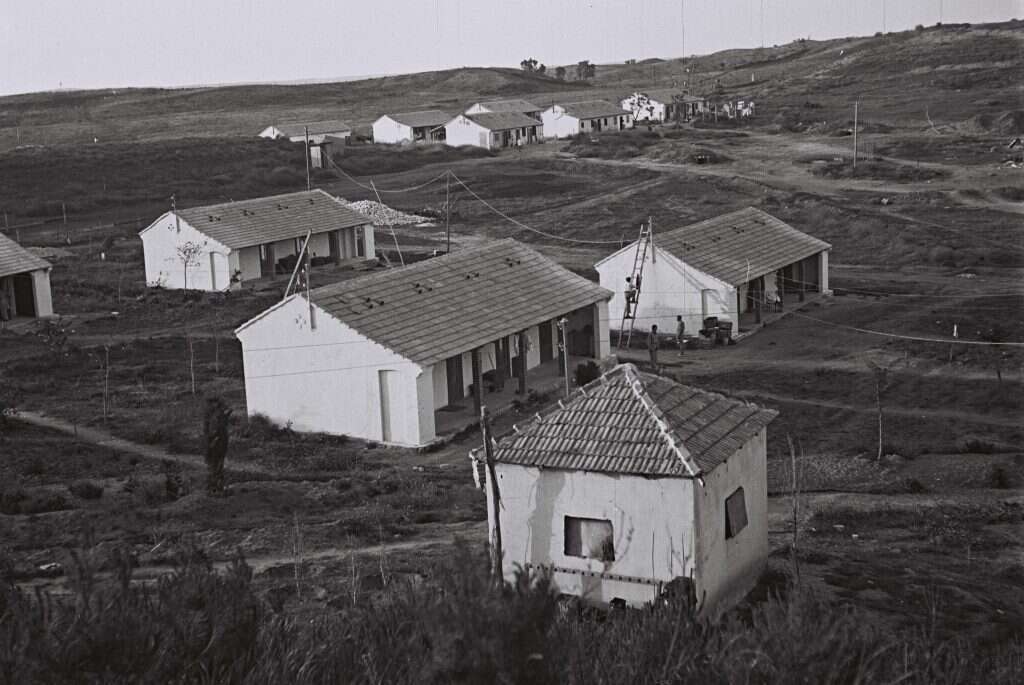 תוכנית פינוי חירום במקום חיזוק כוח מקומי. בתים שנבנו לאחר מלחמת העצמאות בקיבוץ יד־מרדכי. | קלוגר זולטן, לע"מ
