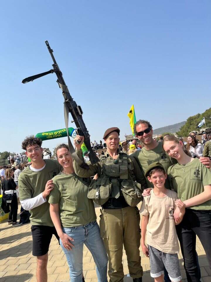 "זה לא סתם תותח, זה מאגיסט". דוד ומשפחת רוזיאביץ' בסיום מסע הכומתה. | באדיבות משפחת רוזיאביץ