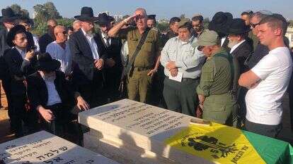 קדיש והצדעה על קברו של דוד באזכרה שנערכה ב־ 30 לנופלו. | ערן רוזיאביץ'