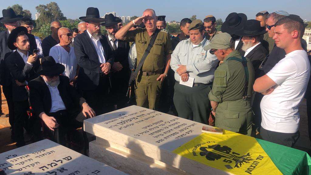 קדיש והצדעה על קברו של דוד באזכרה שנערכה ב־ 30 לנופלו. | ערן רוזיאביץ'