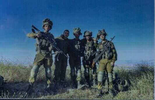 נשבע אמונים למדינה, מכל הלב. בשטח עם חבריו לנשק. | באדיבות המשפחה