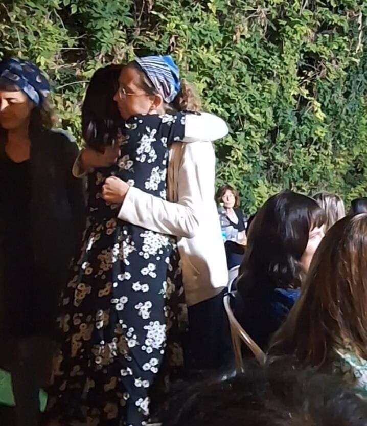 קשר קרוב. תמר ויעל מתחבקות באזכרת ה־ 30 לנופלו של דוד. | דנה בצלאל