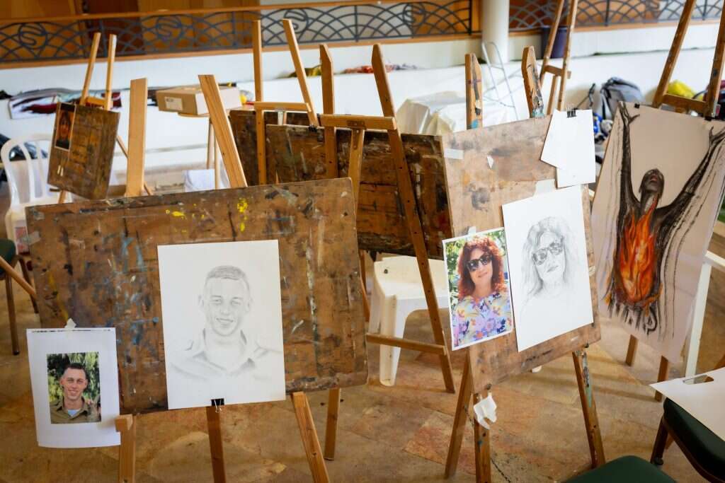 עמדת סדנת הציור במלון. | אריק סולטן