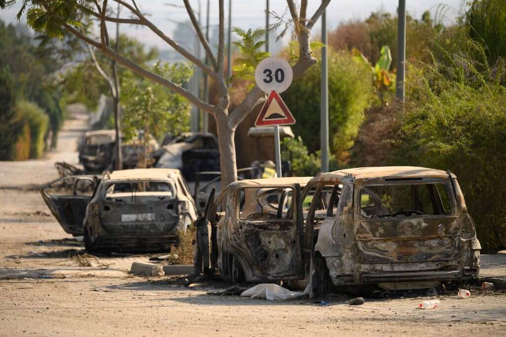"כשישראל תעמוד ביעד שהציבה לעצמה, חיסול חמאס, נחזור הביתה". רכבים שרופים בעוטף עזה. | גטי אימג'ס