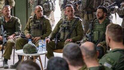 הרמטכ"ל הרצי הלוי בשיחה עם חיילי מילואים בעזה. | דו"צ