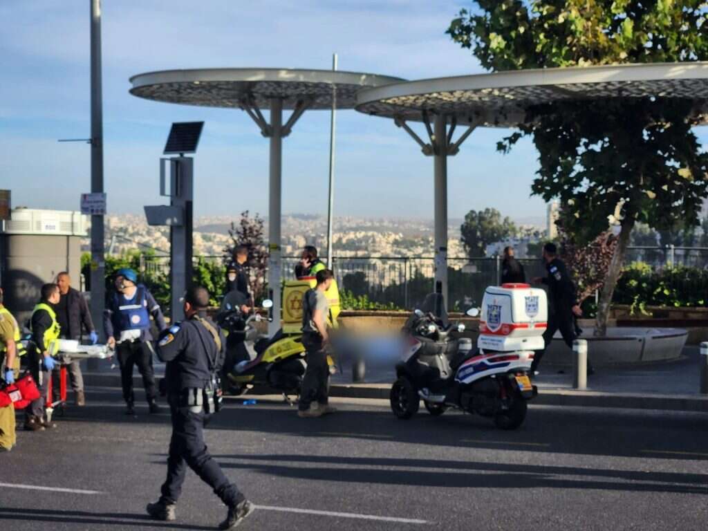 זירת הפיגוע בכניסה לירושלים, שבו נהרג יובל קסטלמן. | תיעוד מבצעי מד"א