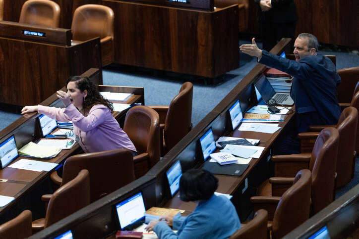 חברי הכנסת נעמה לזימי וגלעד קריב בקריאות "בושה"